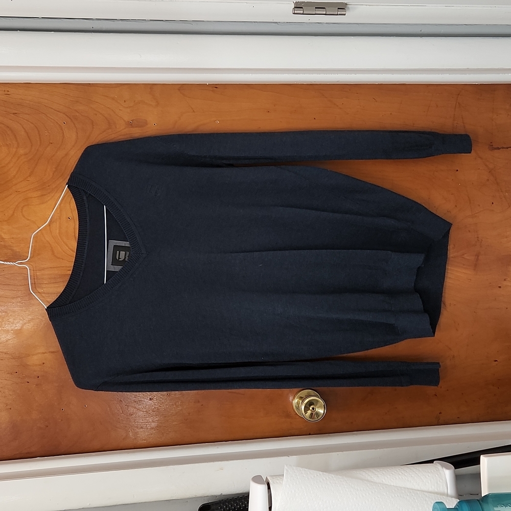 G Raw light long sleeve V neck sweater. Never worn. Size medium.